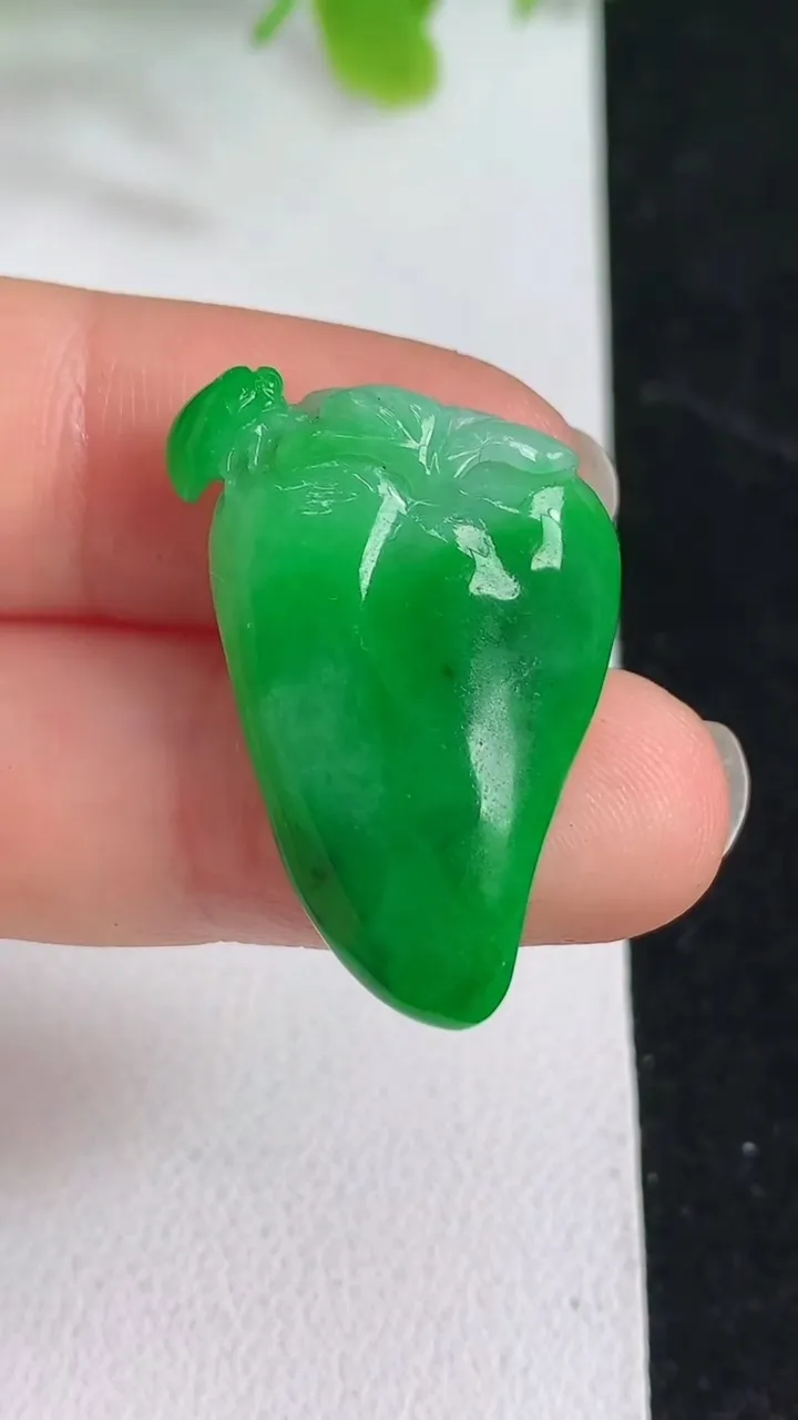 天然A货翡翠福瓜吊坠，尺寸30-16.7-5.2，重量:4.86g
4月11日