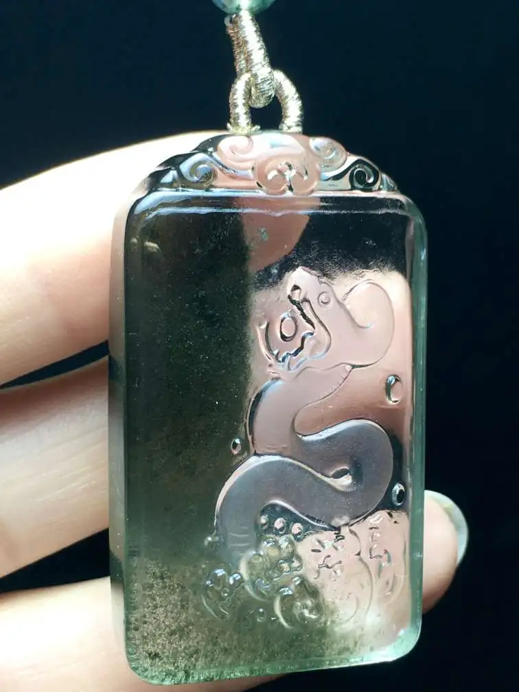 天然绿幽灵俏色生肖蛇吊坠，晶体通透，水头赞！绿幽灵聚宝盆，颜色墨绿，雕刻工艺精湛，佩戴可招财保平安助事业！尺寸：45，26，14mm，34克。