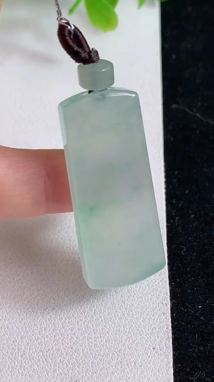 天然A货翡翠无事牌吊坠，尺寸39.4-16.8-5.7，重量:12.22g
4月11日