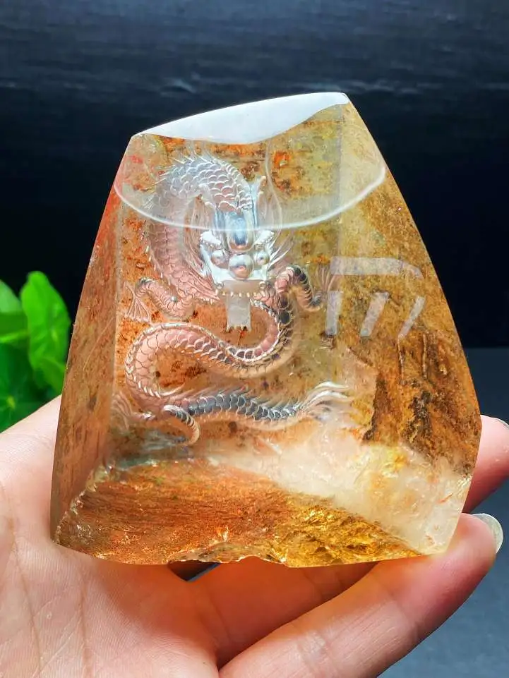 天然黄胶花内雕正面龙摆件 颜色漂亮非常稀少。晶体通透，有升腾之势，能腾云驾雾有能耐，天然与雕刻的结合 如飞腾在空中。不同凡响、做出一番事业、事业如虹、前途顺畅  裸石规格：87*79*50mm，重368克。加底座高14厘米