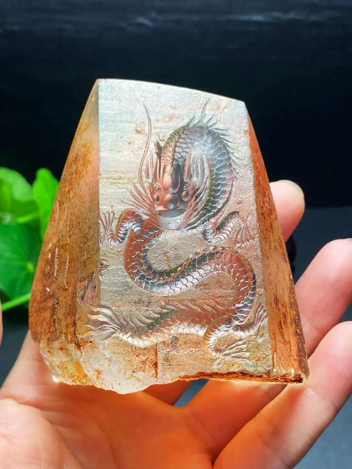 天然黄胶花内雕正面龙摆件 颜色漂亮非常稀少。晶体通透，有升腾之势，能腾云驾雾有能耐，天然与雕刻的结合 如飞腾在空中。不同凡响、做出一番事业、事业如虹、前途顺畅  裸石规格：87*79*50mm，重368克。加底座高14厘米