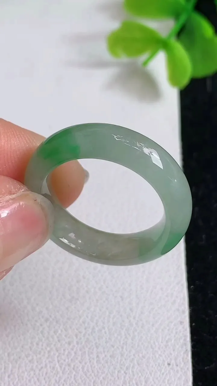 天然A货翡翠指环戒指，尺寸17.4-5.8-3.6，重量:4.11g2025年4月12日
工厂直销收