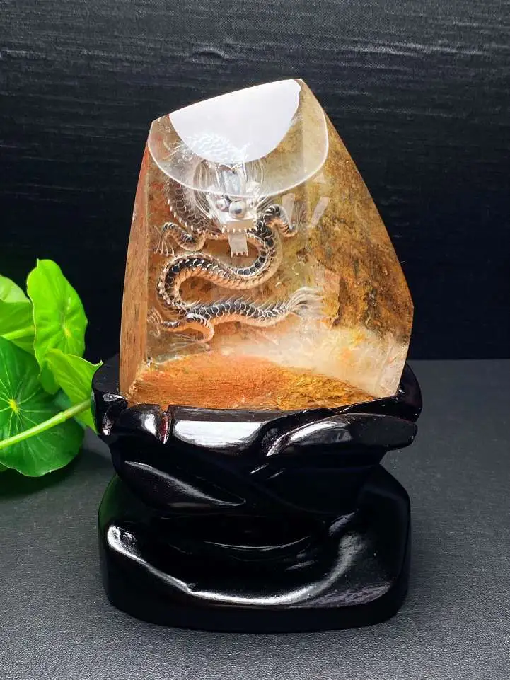天然黄胶花内雕正面龙摆件 颜色漂亮非常稀少。晶体通透，有升腾之势，能腾云驾雾有能耐，天然与雕刻的结合 如飞腾在空中。不同凡响、做出一番事业、事业如虹、前途顺畅  裸石规格：87*79*50mm，重368克。加底座高14厘米