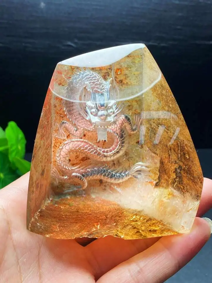 天然黄胶花内雕正面龙摆件 颜色漂亮非常稀少。晶体通透，有升腾之势，能腾云驾雾有能耐，天然与雕刻的结合 如飞腾在空中。不同凡响、做出一番事业、事业如虹、前途顺畅  裸石规格：87*79*50mm，重368克。加底座高14厘米