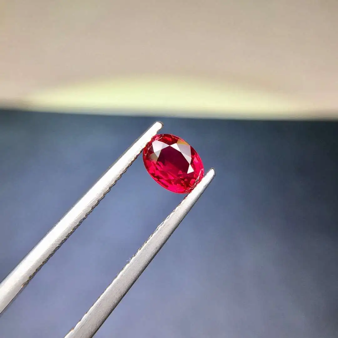 1.04克拉天然鸽血红红宝石戒面裸石，颜色美，火彩好，尺寸详情见证书！