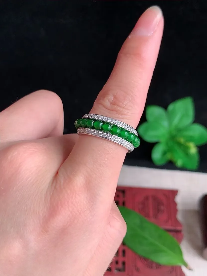 天然A货翡翠925银镶嵌满绿蛋面戒指 尺寸17×7.3×3.7mm 重量6.55g 0412
