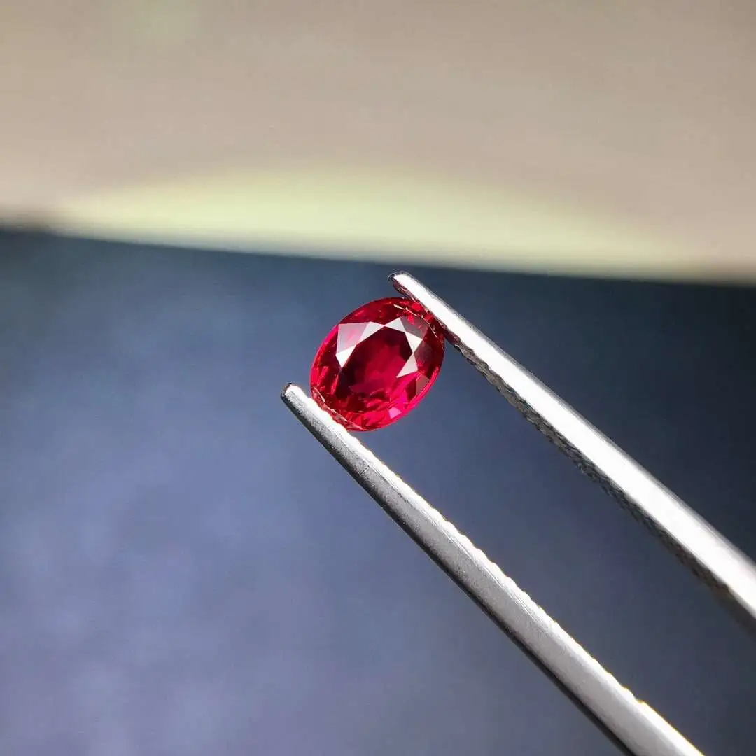 1.04克拉天然鸽血红红宝石戒面裸石，颜色美，火彩好，尺寸详情见证书！