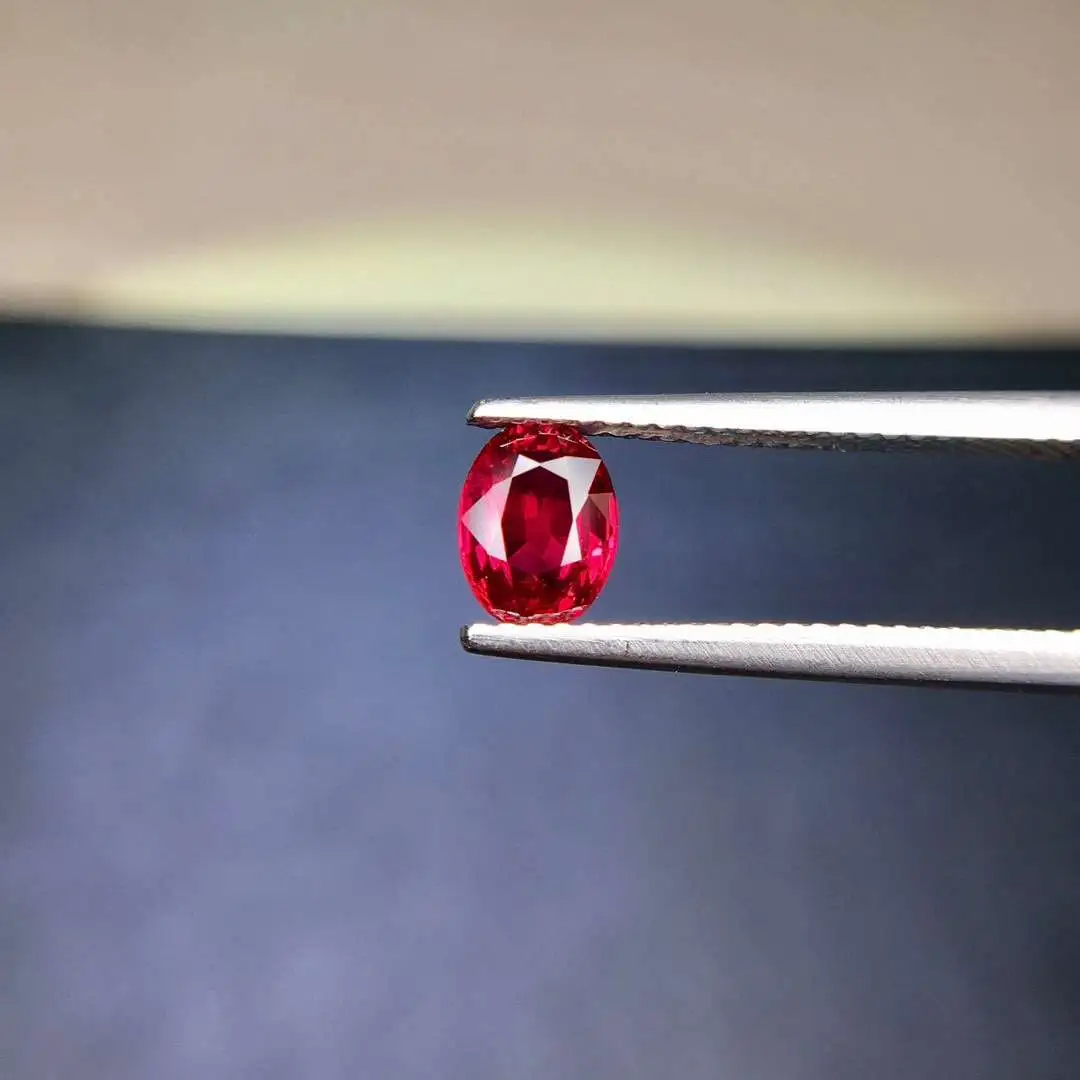 1.04克拉天然鸽血红红宝石戒面裸石，颜色美，火彩好，尺寸详情见证书！