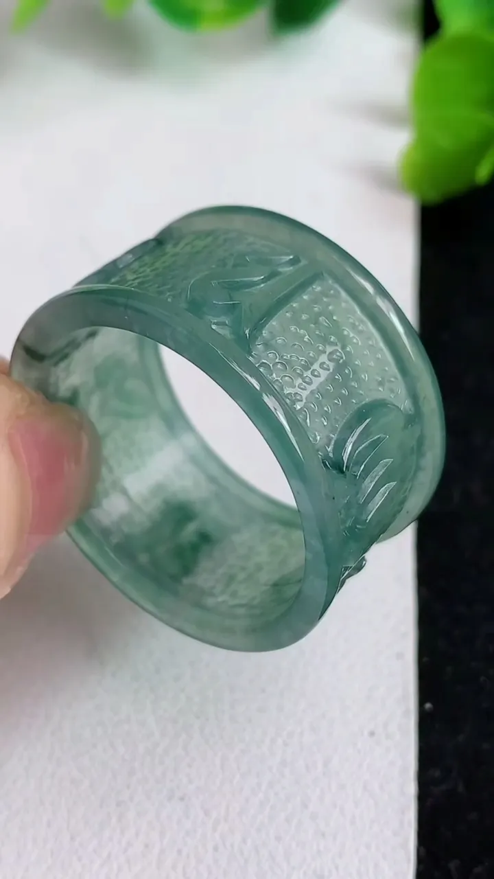 天然A货翡翠蓝水指环扳指，尺寸25-16-2.6，重量:8.85g2025年4月15日
工厂直销收藏