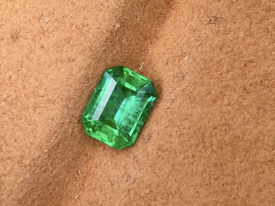 天然祖母绿裸石 重量: 1.68ct  规格：8.2*6*4.2