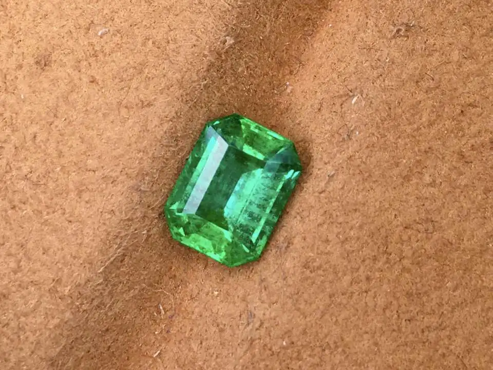 天然祖母绿裸石 重量: 1.68ct  规格：8.2*6*4.2