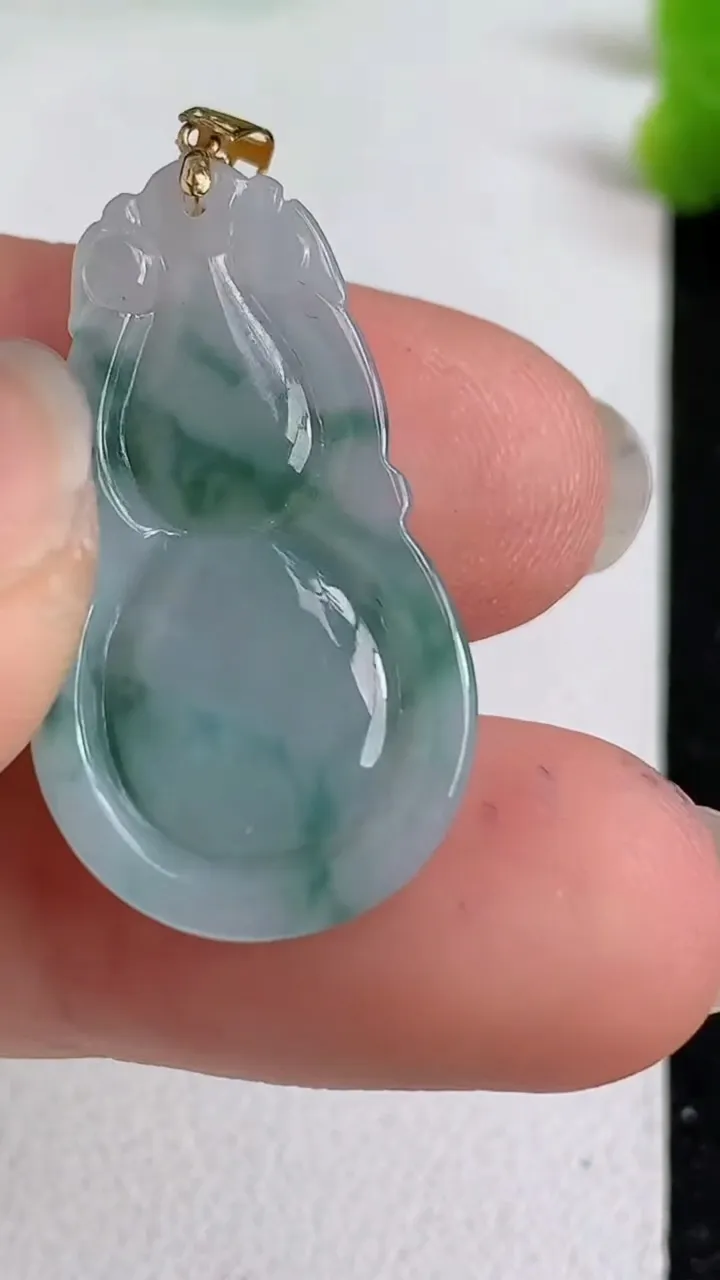 天然A货翡翠k金飘花葫芦吊坠，尺寸27.8-15.6-5.8，重量:3.84g
4月15日