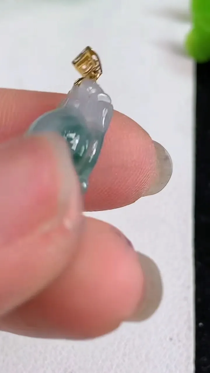 天然A货翡翠k金飘花葫芦吊坠，尺寸27.8-15.6-5.8，重量:3.84g
4月15日