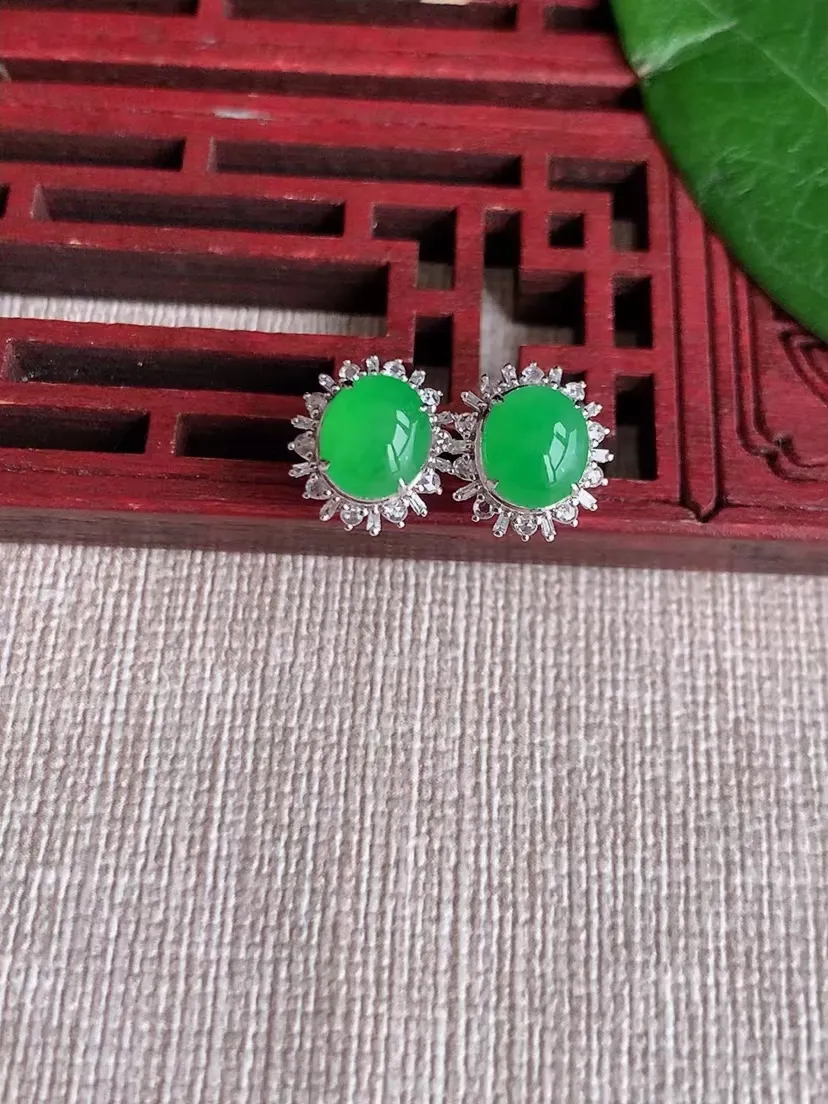 天然A货翡翠18K金伴钻镶嵌甜绿蛋面耳钉 尺寸7×6mm 重量2.00g 0412