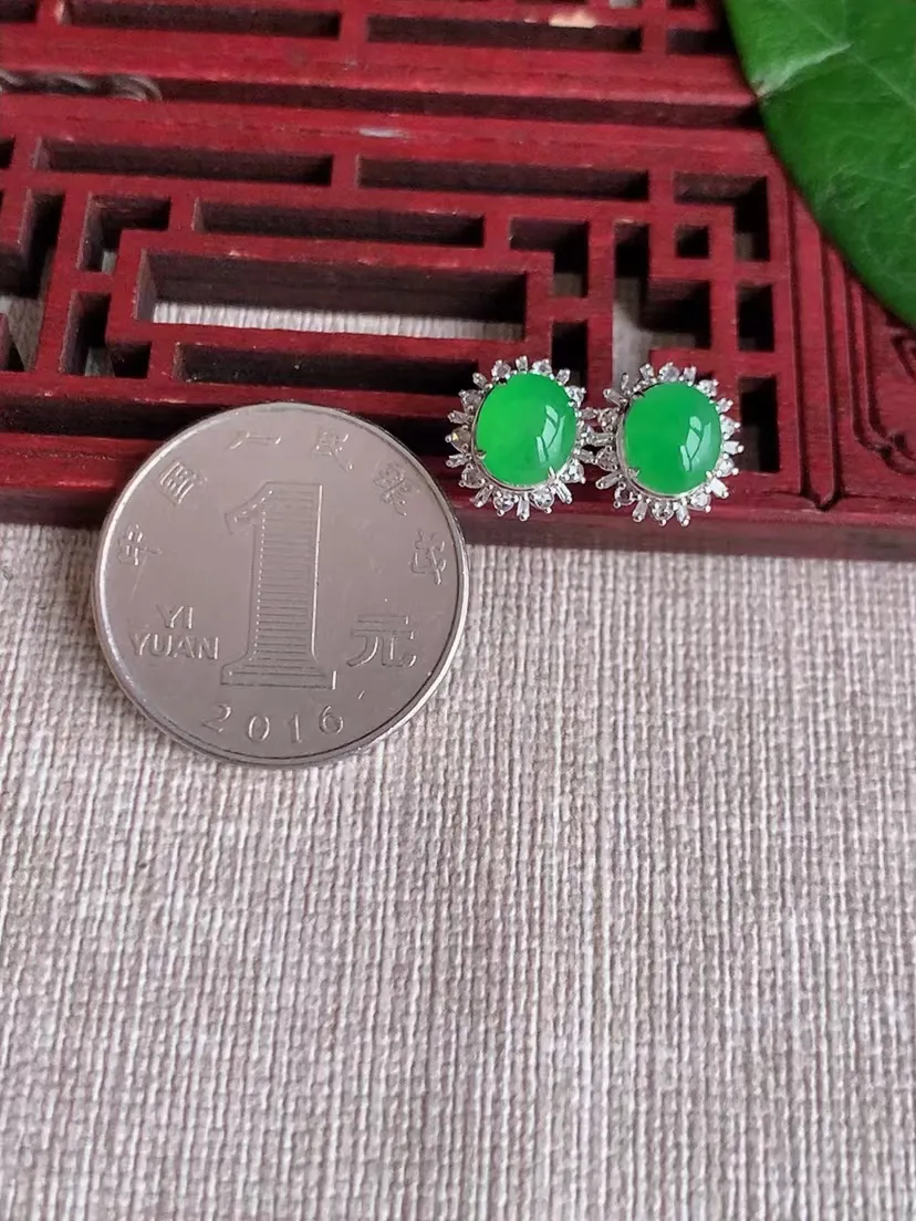 天然A货翡翠18K金伴钻镶嵌甜绿蛋面耳钉 尺寸7×6mm 重量2.00g 0412