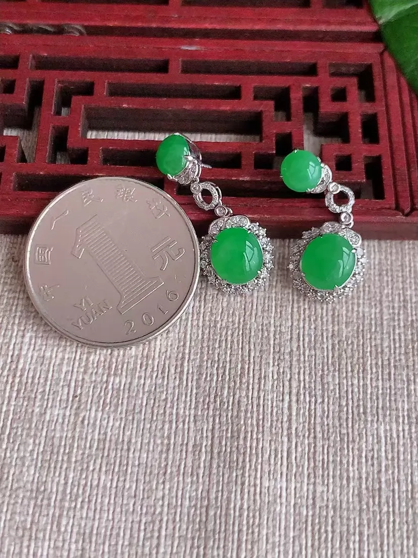 天然A货翡翠18K金伴钻镶嵌阳绿蛋面耳坠 尺寸7.7×6.7×6.7mm 重量3.63g 0412