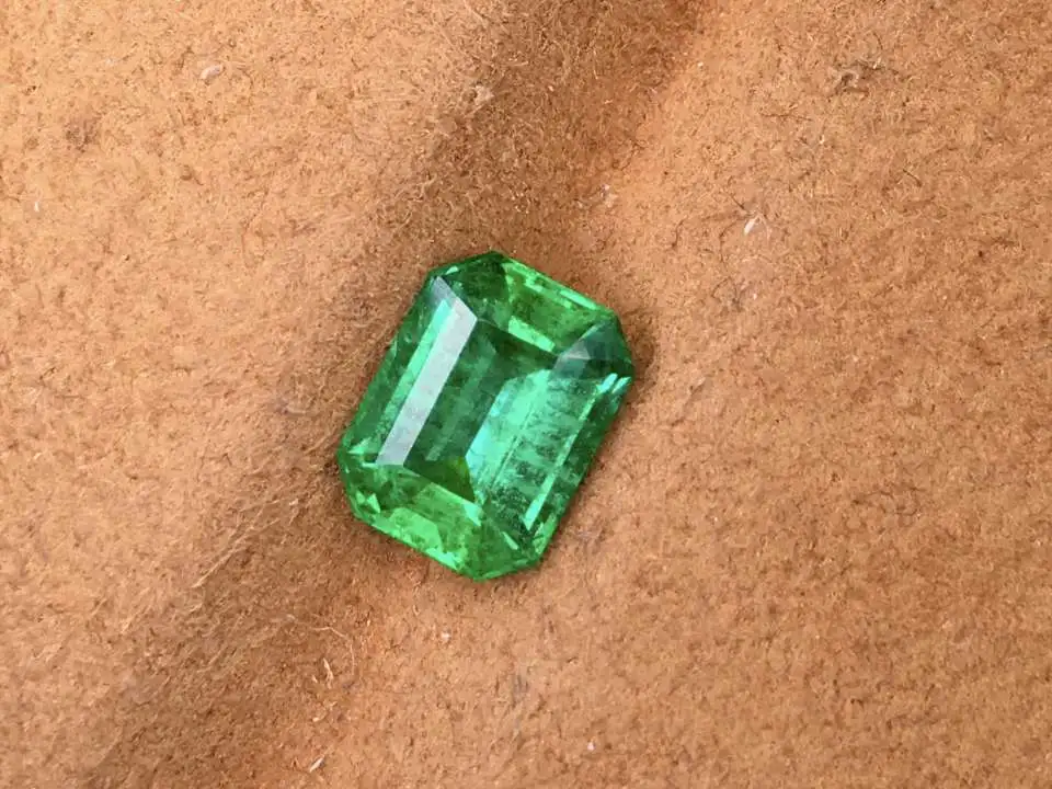 天然祖母绿裸石 重量: 1.68ct  规格：8.2*6*4.2