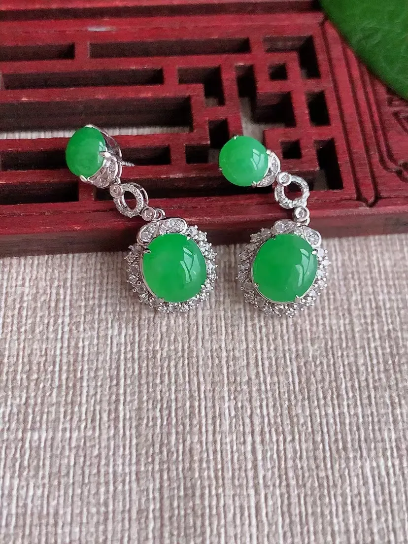 天然A货翡翠18K金伴钻镶嵌阳绿蛋面耳坠 尺寸7.7×6.7×6.7mm 重量3.63g 0412