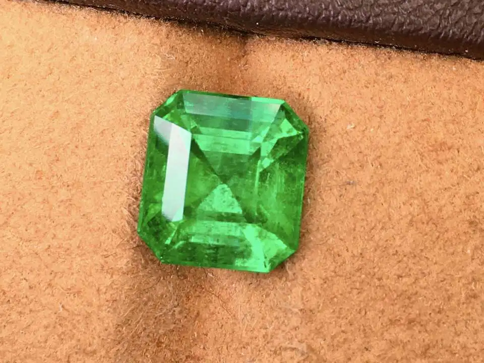 天然祖母绿裸石 重量: 3.58ct  规格：9.8*8.8*6.5