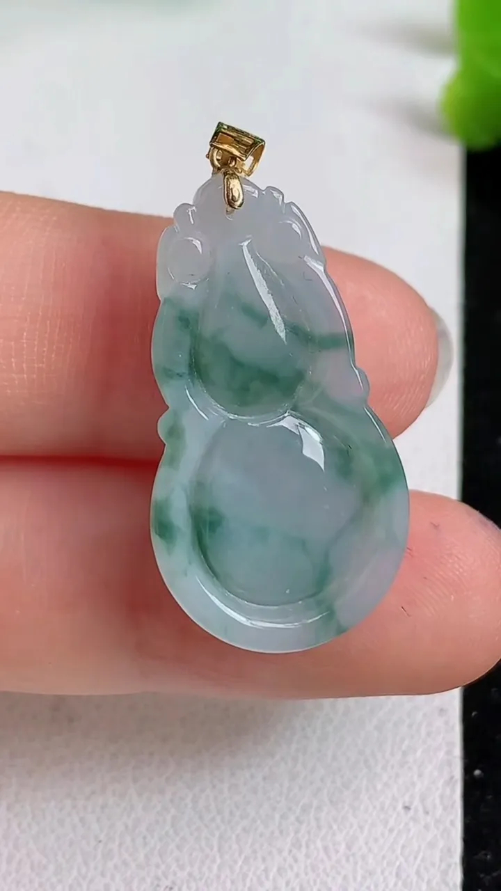 天然A货翡翠k金飘花葫芦吊坠，尺寸27.8-15.6-5.8，重量:3.84g
4月15日