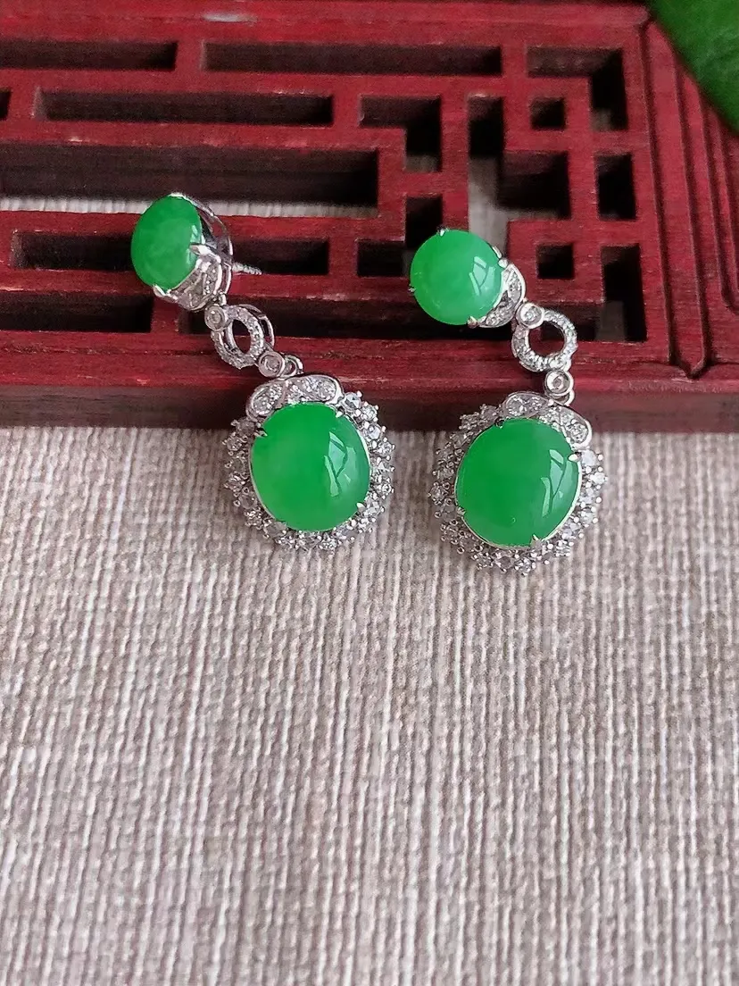 天然A货翡翠18K金伴钻镶嵌阳绿蛋面耳坠 尺寸7.7×6.7×6.7mm 重量3.63g 0412