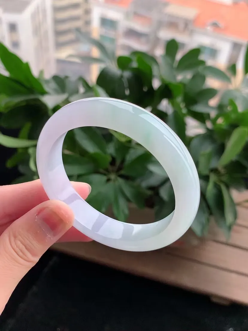 天然A货翡翠飘绿正装正圈手镯53-54圈口 尺寸53.7×12.5×7.6mm 重量51.54g 0412