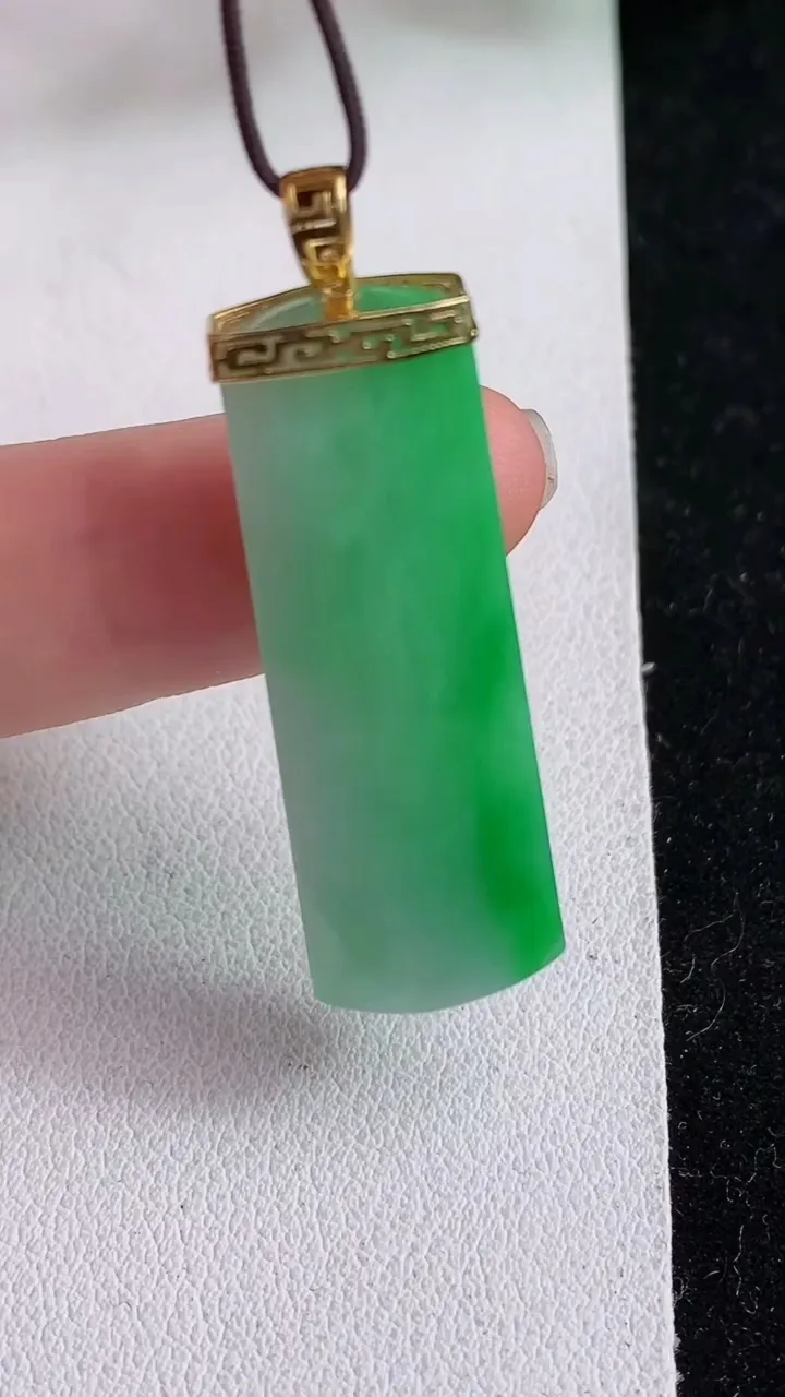 天然A货翡翠无事牌吊坠，尺寸36.4-12.8-5，重量:6.21g
4月16日
