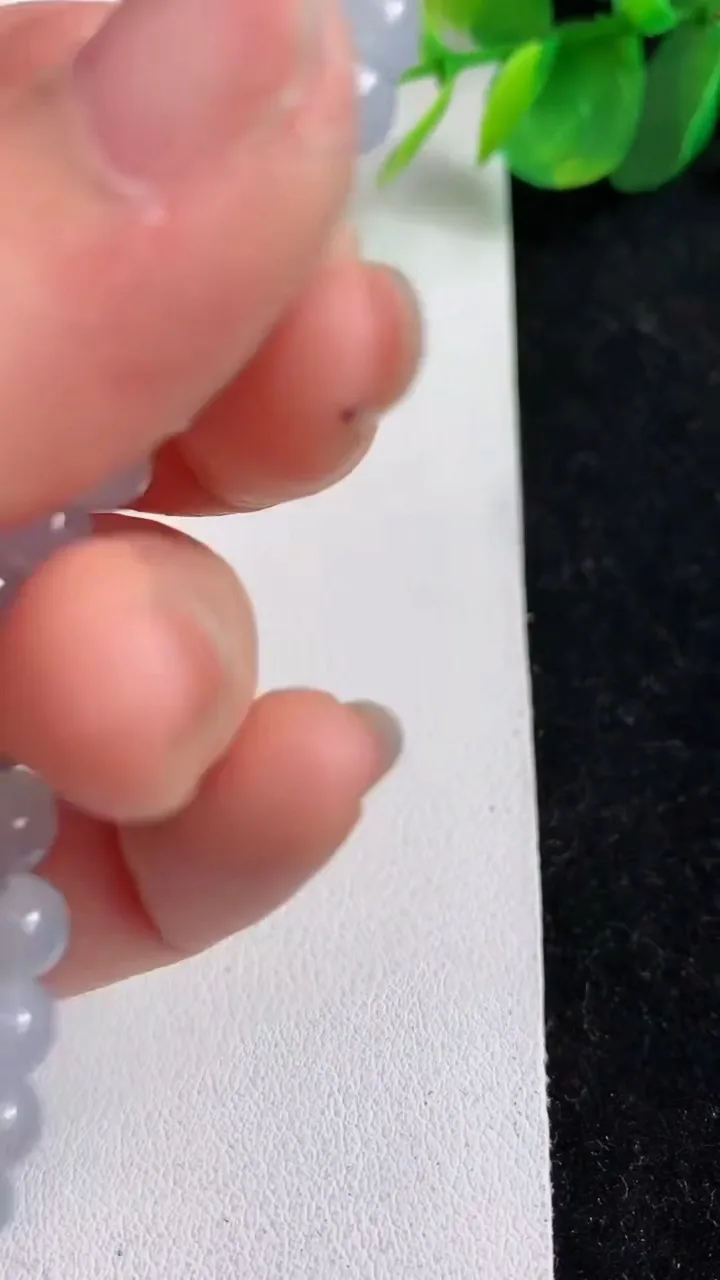 天然A货翡翠紫罗兰圆珠手串32颗，尺寸5.6，重量:10.46g4月16日
工厂直销收藏佳品,种好水足，色泽均匀，有种有色，上手高大气！