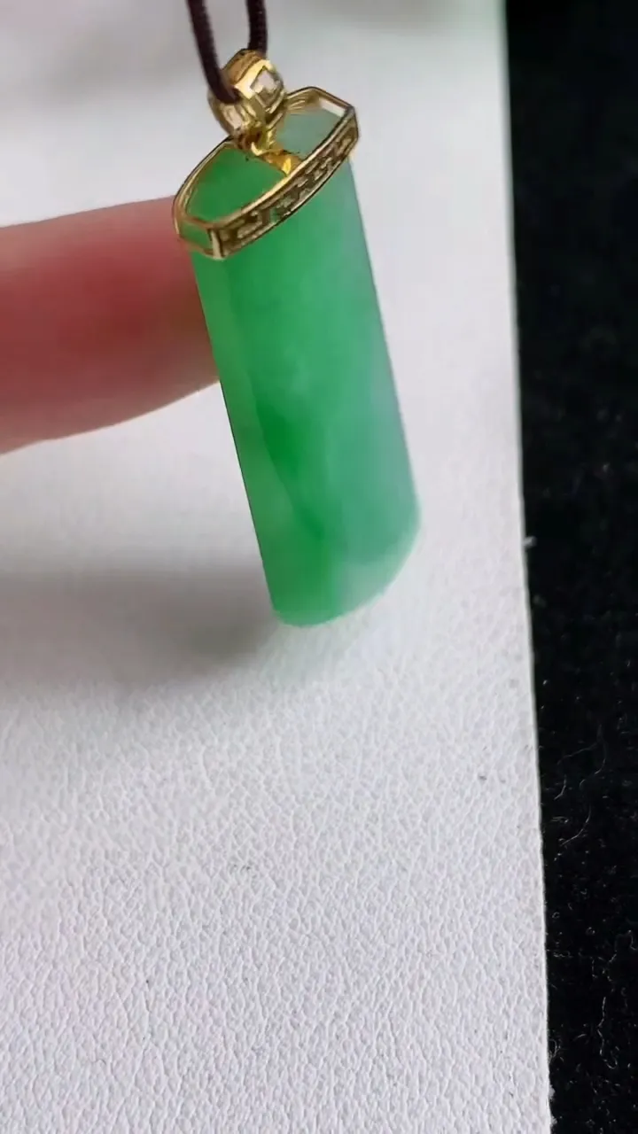 天然A货翡翠无事牌吊坠，尺寸36.4-12.8-5，重量:6.21g
4月16日
