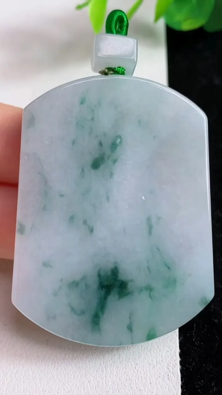 天然A货翡翠飘花无事牌吊坠，尺寸52.7-40.8-6，重量:40.40g
4月16日