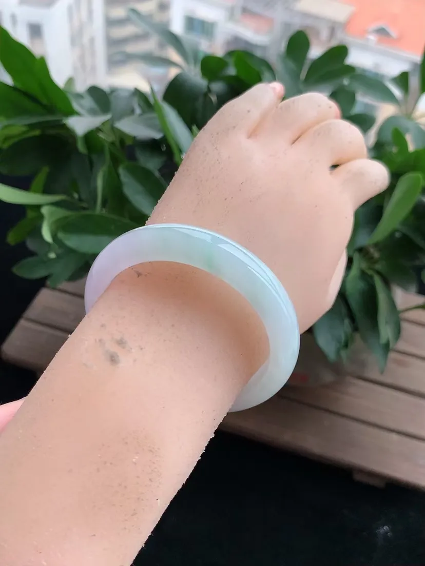 天然A货翡翠飘绿正装正圈手镯53-54圈口 尺寸53.7×12.5×7.6mm 重量51.54g 0412