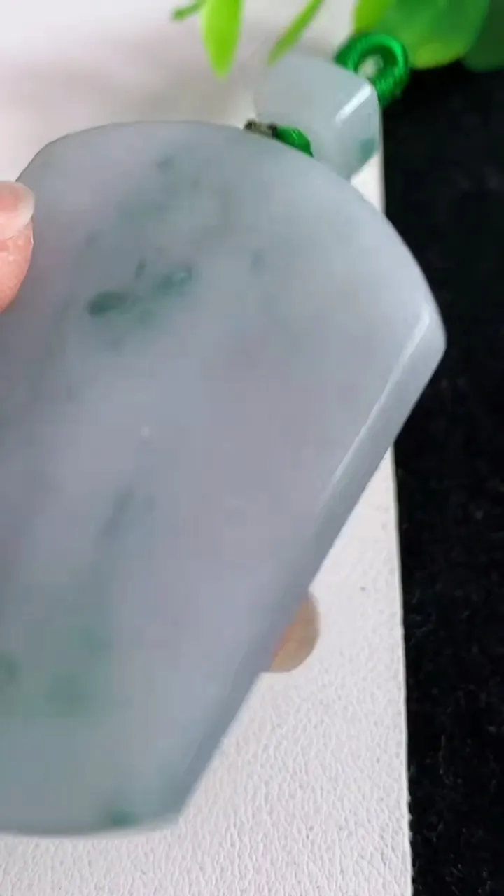 天然A货翡翠飘花无事牌吊坠，尺寸52.7-40.8-6，重量:40.40g
4月16日
