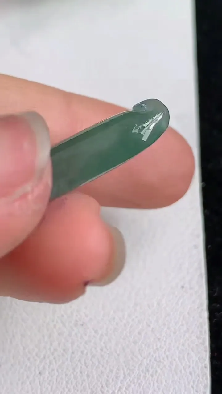 天然A货翡翠福瓜吊坠，尺寸34.5-14-6，重量:5.17g
4月16日