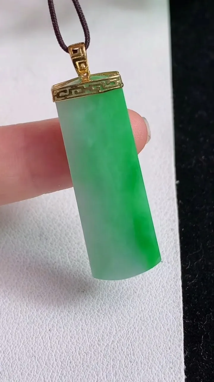 天然A货翡翠无事牌吊坠，尺寸36.4-12.8-5，重量:6.21g
4月16日