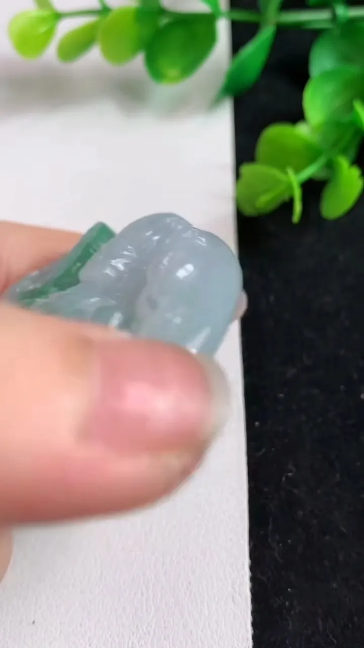 天然A货翡翠不动明王吊坠，尺寸52.3-8.8，重:45.60g
4月17日