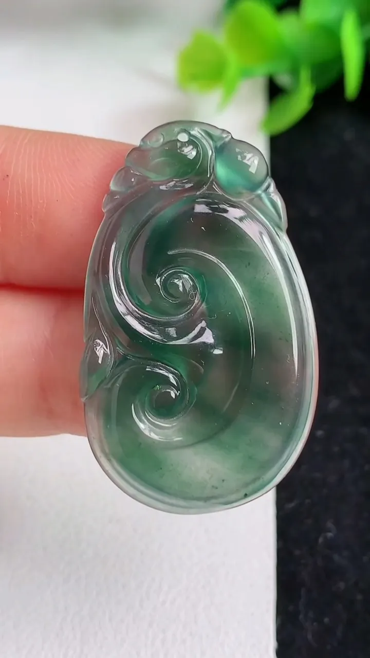 天然A货翡翠蓝水如意吊坠，尺寸36.3-22.6-3.2，重量:4.94g
4月17日