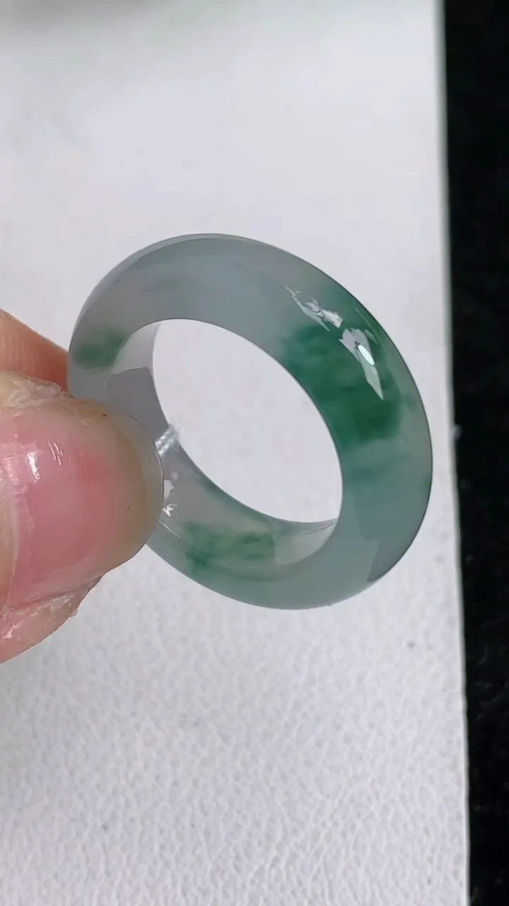 天然A货翡翠飘花指环戒指，尺寸15.5-5.8-4，重量:4.16g2025年4月17日
工厂直销收
