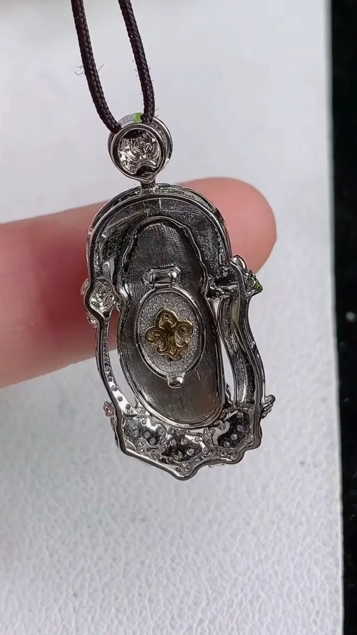 天然A货翡翠财神爷吊坠，尺寸30.8-13.7-6.5裸石19-8.6，重量:3.74g
4月17日