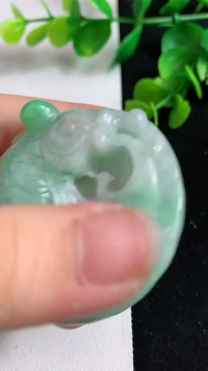 天然A货翡翠年年有余吊坠，尺寸50.8-15，重:62.69g
4月17日