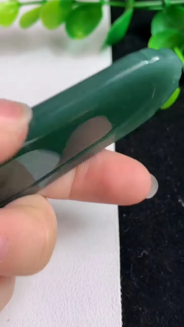 天然A货翡翠蓝水观音菩萨吊坠，尺寸76.2-30-7.9，重:38.25g
4月17日