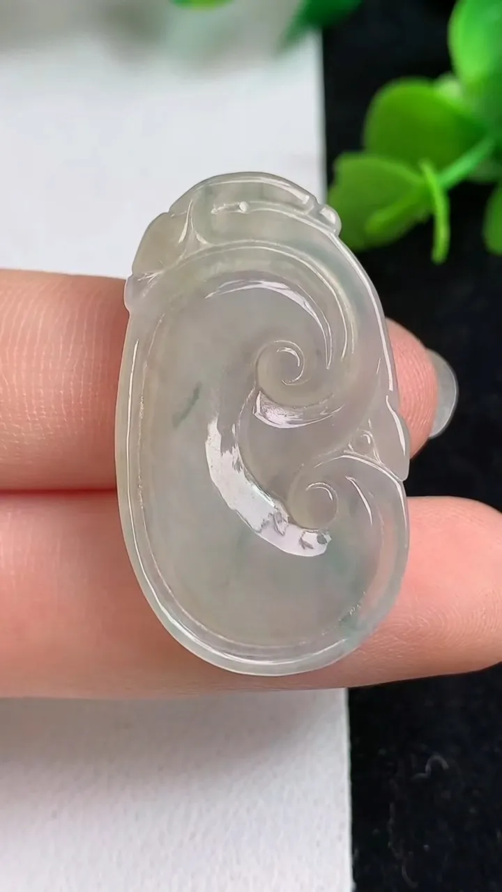 天然A货翡翠飘花如意吊坠，尺寸34.6-20.5-3.1，重:4.40g
4月17日