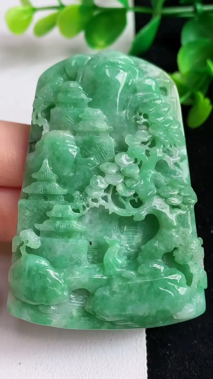 天然A货翡翠山水牌吊坠，尺寸67-46-11，重:70.95g
4月17日