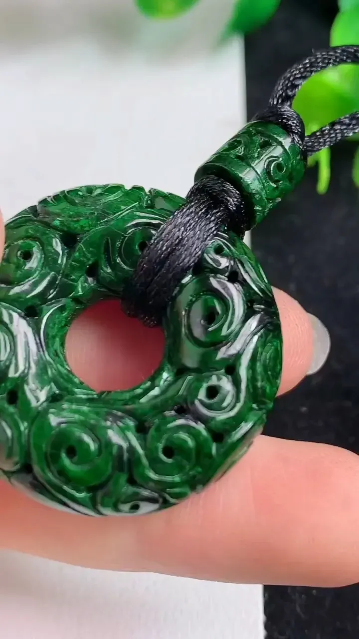 天然A货翡翠雕花平安环吊坠，尺寸32.3-11.2，重:23.11g
4月17日