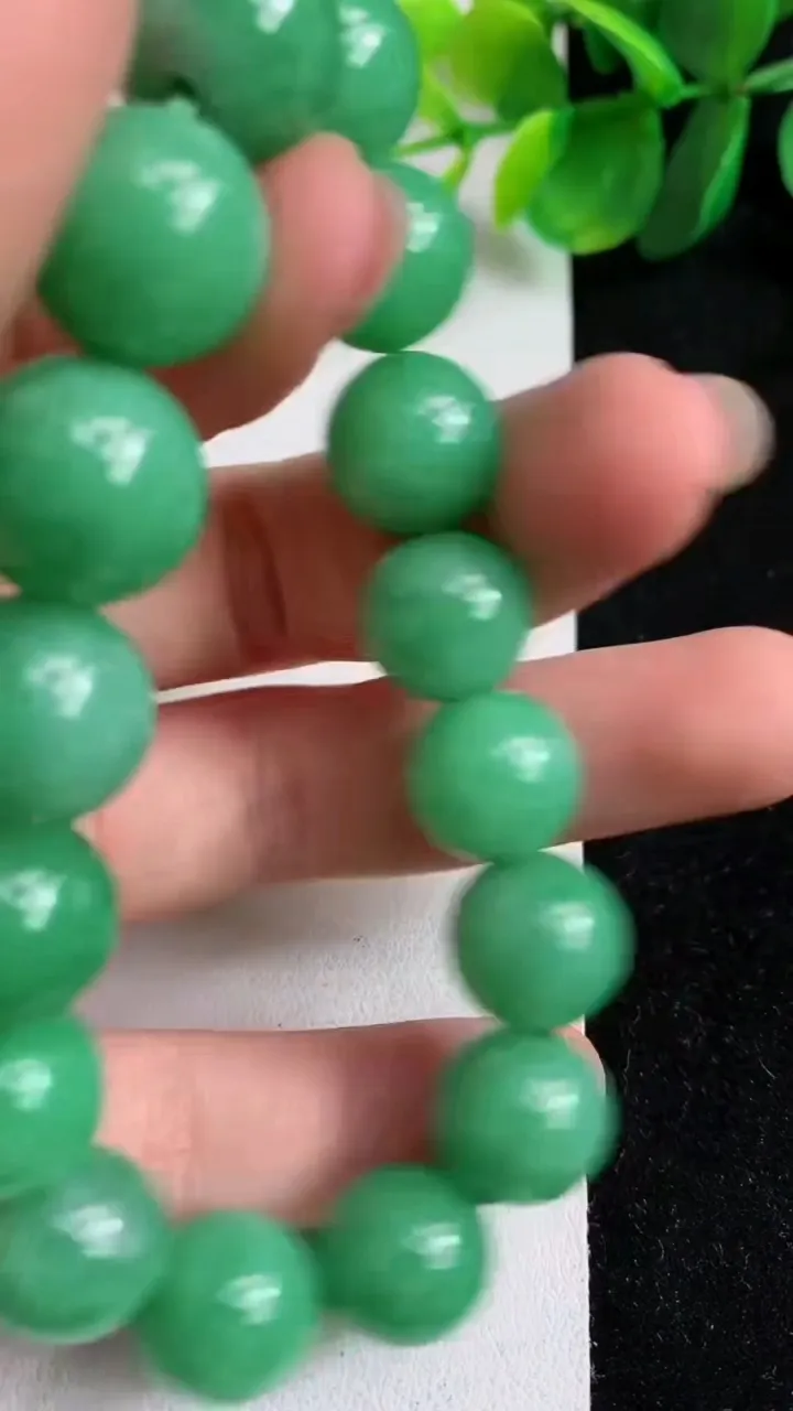 天然A货翡翠圆珠手串16颗，尺寸12，重量:47.80g4月17日
工厂直销收藏佳品,种好水足，色泽均匀，有种有色，上手高大气！