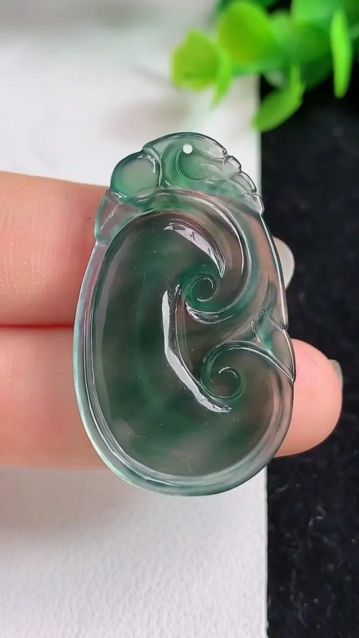 天然A货翡翠蓝水如意吊坠，尺寸36.3-22.6-3.2，重量:4.94g
4月17日