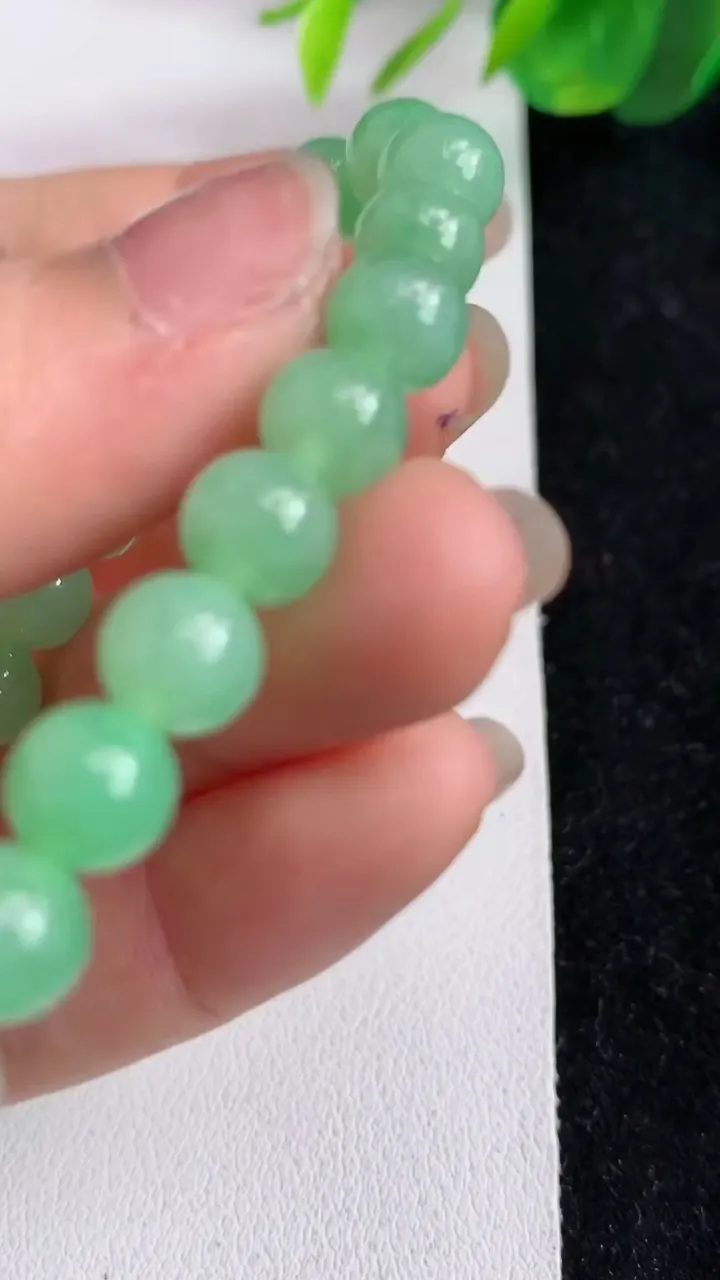 天然A货翡翠圆珠手串26颗，尺寸7，重量:16.42g4月17日
工厂直销收藏佳品,种好水足，色泽均匀，有种有色，上手高大气！
