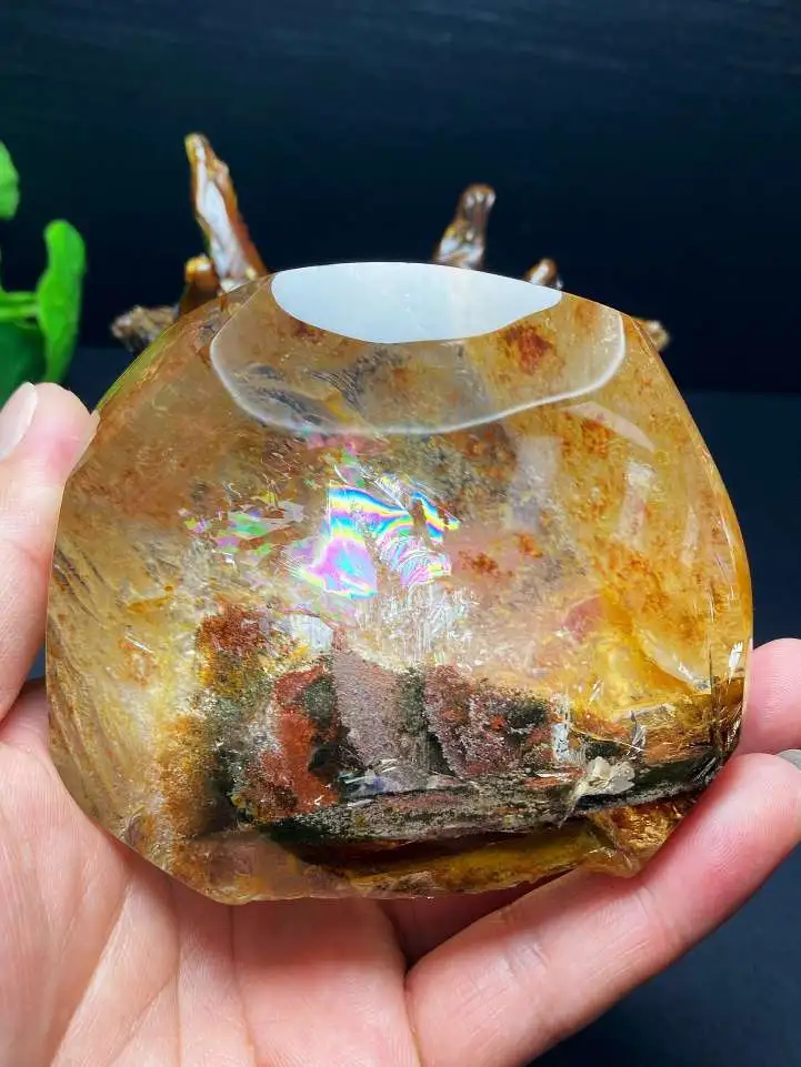 天然水晶彩幽灵黄胶花共生景石摆件️美美精[色][色]晶体通透，造型美观，颜色艳丽，意境美，非常漂亮。原石净尺寸：90*79*45mm 净重：483.7克  加底座高15厘米