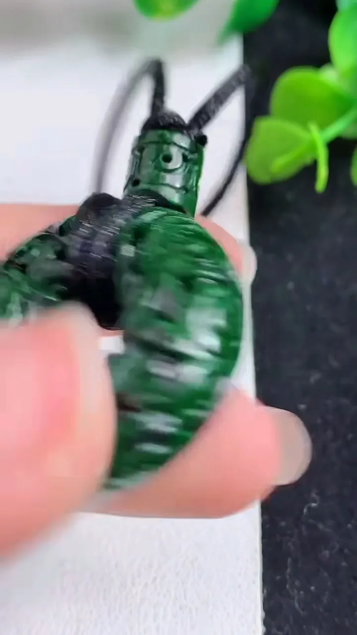 天然A货翡翠雕花平安环吊坠，尺寸32.3-11.2，重:23.11g
4月17日