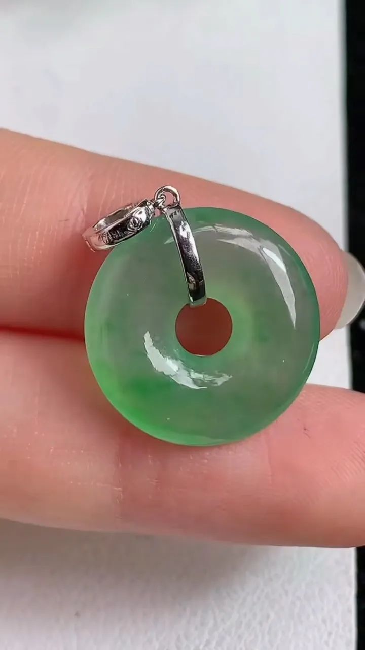 天然A货翡翠平安环吊坠，尺寸18.5-3.6，重量:2.83g
4月17日