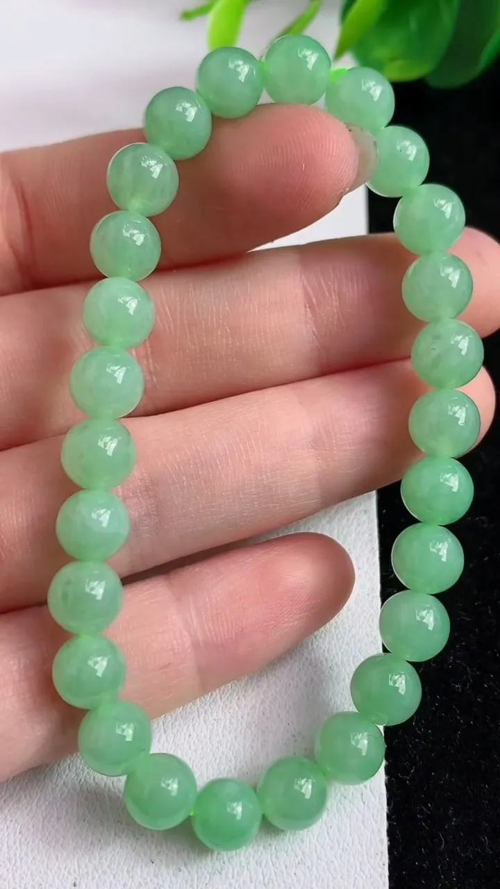 天然A货翡翠圆珠手串26颗，尺寸7，重量:16.42g4月17日
工厂直销收藏佳品,种好水足，色泽均匀，有种有色，上手高大气！